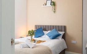 Charming 1Br In Stockport Center
